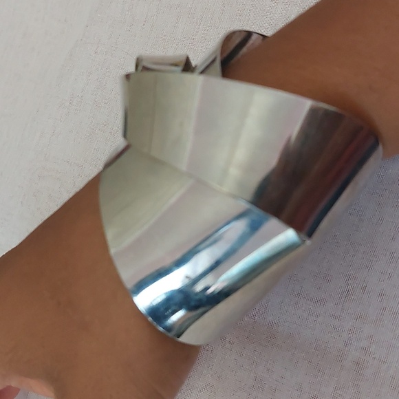 Unusual Design Structured Silver Tone Wide Bangle Bracelet Sleek Modernist - Picture 2 of 11